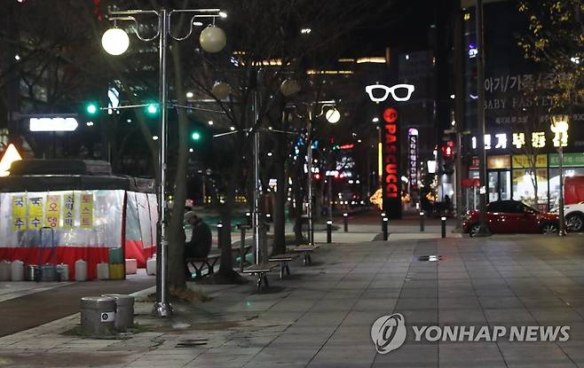 한산한 광주 상무지구 지난 18일 밤 모습. [연합뉴스 자료사진]