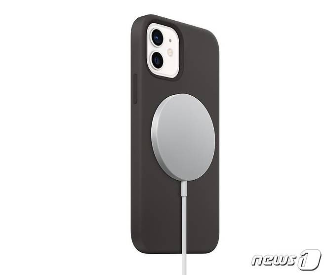 애플이 아이폰12와 함께 공개한 무선 충전 시스템 '맥세이프'(MagSafe)(애플 홈페이지 갈무리)© 뉴스1