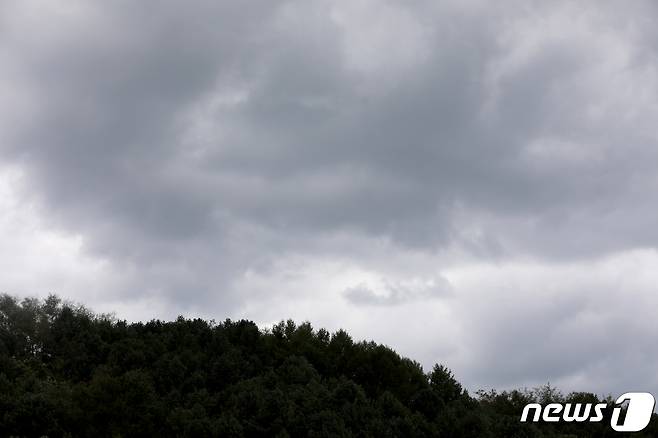 21일 오후 강원도 횡성군 횡섬댐에서 바라본 하늘.검은색 먹구름이 끼고 흐린 상태를 보이고있다. 2019.10.21/뉴스1 © News1 장시원 인턴기자
