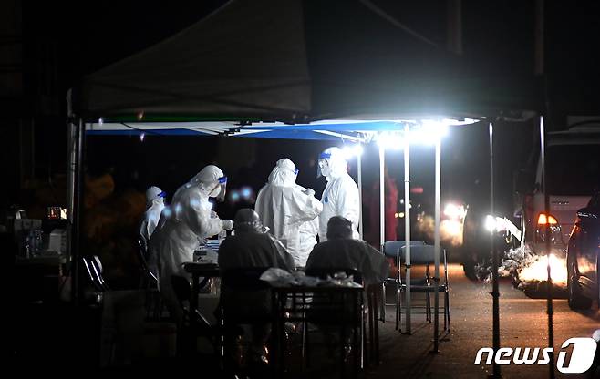 지난 21일 밤 강원 화천 사내면에 설치된 이동 선별진료소에서 검사가 이뤄지고 있다.(화천군 제공)© 뉴스1