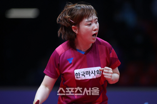 서효원이 20일 중국의 쑨잉샤와 맞서고 있다. 출처=국제탁구연맹(ITTF) 홈페이지