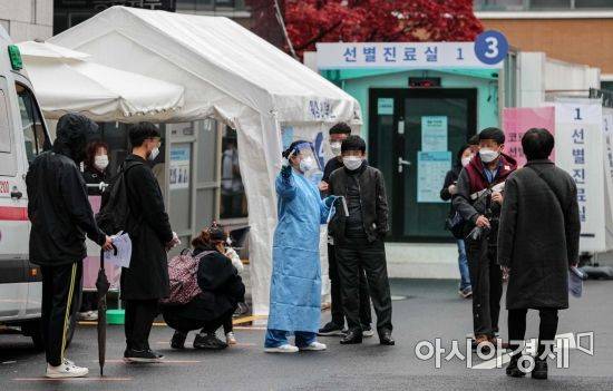 지난 18일 서울 중구 국립중앙의료원을 찾은 시민들이 코로나19 진단검사를 받기 위해 대기하고 있다. 국립중앙의료원은 중앙감염병전담병원으로 코로나19 환자치료를 위한 공동상황실을 운영하는 등 최일선에 있다./강진형 기자aymsdream@
