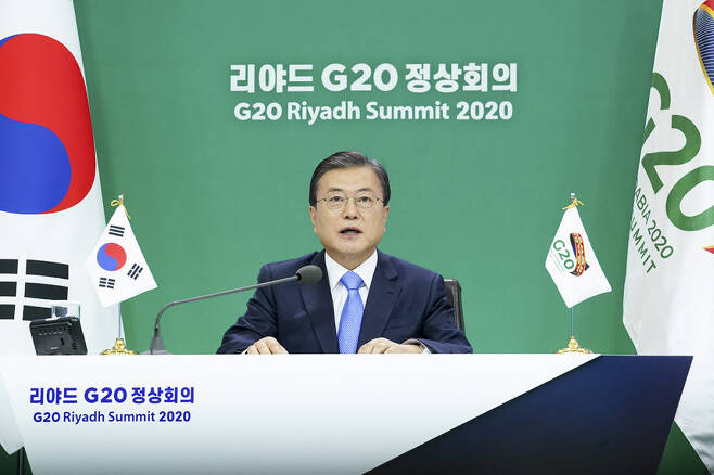 문재인 대통령이 21일 밤 청와대에서 주요 20개 국가(G20) 정상간 영상회의에 참석해 발언하고 있다. 청와대 제공