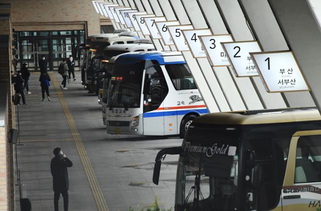 5일 연속 300여명 이상의 확진자가 발생한 가운데 22일 강남 고속터미널 승강장이 여행객이 줄어든 탓에한산해 보이고 있다. 오대근 기자