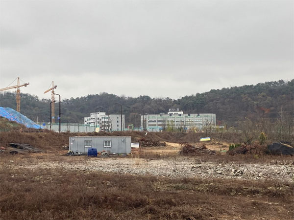 경기 화성에 위치한 신경대는 내년 재정 지원 대학 Ⅱ유형으로 분류돼 국가장학금과 학자금 대출이 100% 제한(신·편입생 기준)된다. 택지 개발이 한창인 신경대 건물 주변 모습. [고민서 기자]