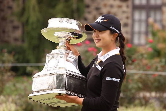 '메이저 퀸' 김세영(27·미래에셋)이 미국여자프로골프(LPGA) 투어 펠리컨 위민스 챔피언십(총상금 150만 달러) 셋째 날에도 단독 선두를 달렸다. 사진은 지난달 우승컵을 들어올리는 모습. /사진=로이터