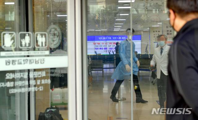 [광주=뉴시스] 류형근 기자 = 16일 오후 광주 동구 전남대학교병원 일부 병동이 신종 코로나바이러스 감염증(코로나19) 여파로 동일집단(코호트) 격리된 가운데 의료진들이 분주하게 움직이고 있다. 전남대병원에서는 지난 13일부터 이날까지 의료진과 환자, 보호자 등 14명의 코로나19 확진자가 나왔다. 2020.11.16.  hgryu77@newsis.com