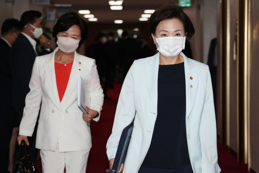 추미애 법무부 장관(왼쪽)과 김현미 국토교통부 장관(오른쪽)이 지난 6월 30일 정부서울청사에서 열린 국무회의에 참석하고 있다. 연합뉴스
