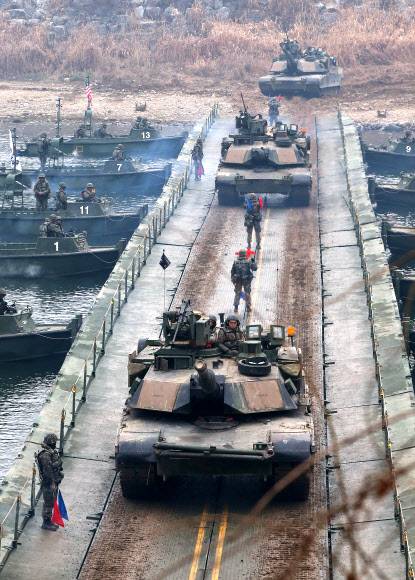 경기도 연천군 한탄강에서 열린 한미연합 도하작전 훈련에서 미2사단 M1A2 전차가 부교를 건너고 있다. K1 계열 전차는 미 M1 전차의 기술을 바탕으로 했다. 연합뉴스