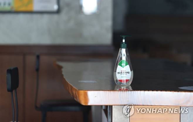 임시 휴점한 카페엔 손소독제만 [연합뉴스 자료사진]