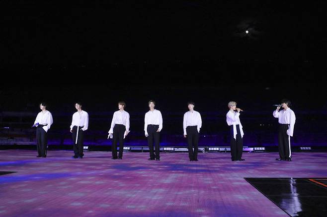방탄소년단이 ‘2020 AMAs’에서 신곡 ‘라이프 고즈 온’ 무대를 펼치고 있다.(사진=빅히트엔터테인먼트·AMAs 트위터)