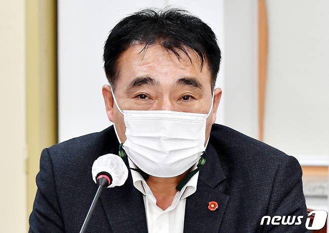 양영식 제주도의회 보건복지위원회 위원장(제주시 연동 갑·더불어민주당)이 23일 제389회 제주도의회 제2차 정례회 의회운영위원회 제1차 회의에서 제주도의회 사무처 관계자들을 상대로 질의하고 있다.(제주도의회 제공) /© News1