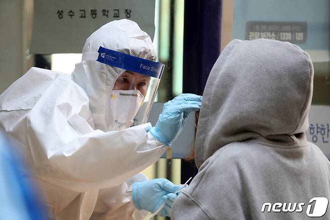 코로나19 검체검사 /뉴스1 © News1 이승배 기자
