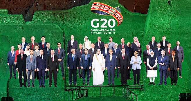 G20 정상회의 홈페이지에 공개된 문재인 대통령 등 주요 20국 정상들의 합성 단체 사진. /G20 정상회의 제공
