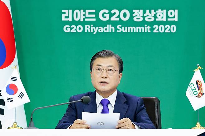 문재인 대통령이 22일 청와대에서 2020년 G20 화상 정상회의(2일차)에 참석해 제2세션의 주제인 '포용적·지속가능·복원력 있는 미래'와 관련 의제 발언을 하고 있다. /뉴시스