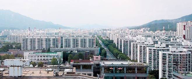 서울 노원구 상계동 '상계 주공 아파트' 단지 일대. 지난 7월 이후 감소하던 서울 아파트 매매 거래량이 지난달 넉 달 만에 반등했다. 전세난에 지친 실수요자가 노·도·강(노원·도봉·강북)과 중랑구 등 중저가 아파트 매수에 나섰기 때문이라는 분석이다. /김연정 객원기자
