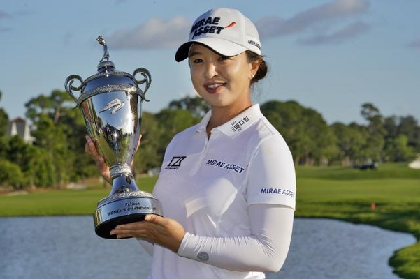미국여자프로골프(LPGA) 투어 펠리컨 챔피언십에서 우승한 김세영이 트로피를 들어보이고 있다. /AP·연합뉴스