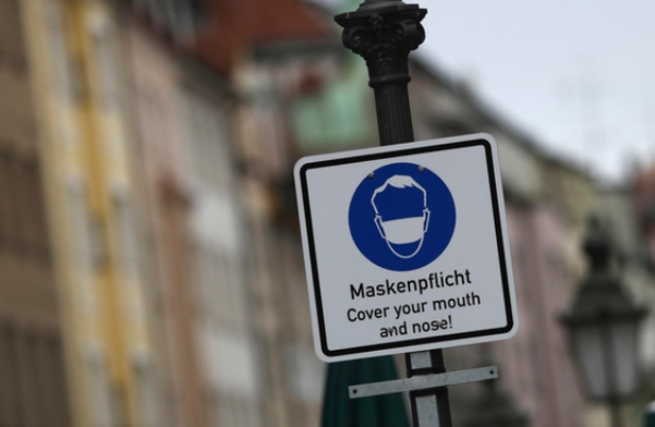 독일 뮌헨의 시내 한 가운데 ‘마스크를 착용하라’는 내용의 안내판이 설치돼 있다./AP=연합뉴스