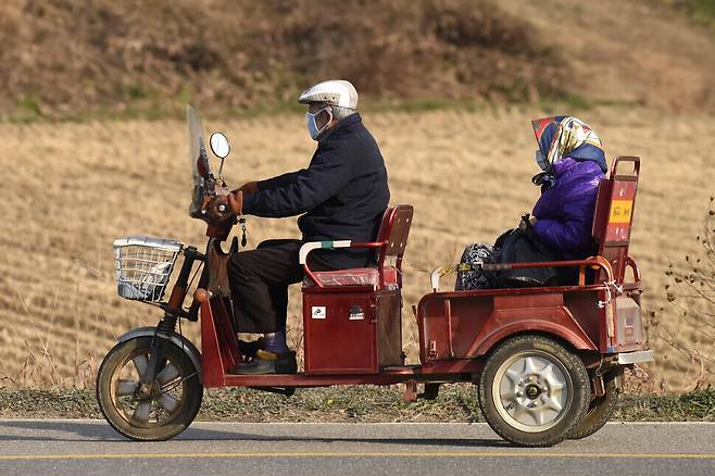An elderly couple in a rural community in Yangpyeong, Gyeonggi Province, on Nov. 13, 2020. (Kang Jae-hoon)