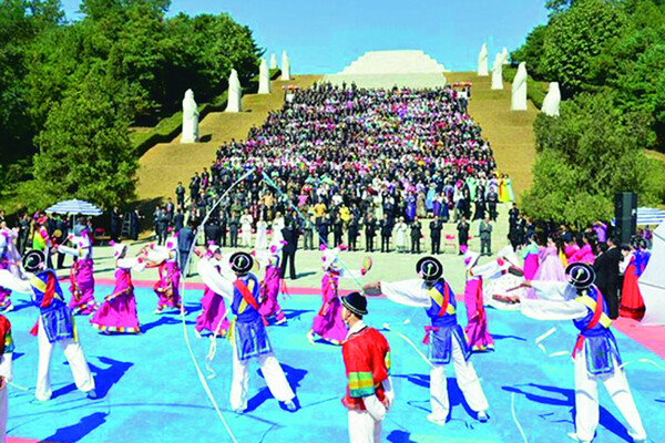 단군신화를 민족의 기원으로 모두 인정하는 남북한은 2014년 10월3일 평양의 단군릉에서 ‘단기 4347년 개천절 남북 공동 행사’를 열었다. <한겨레> 자료사진