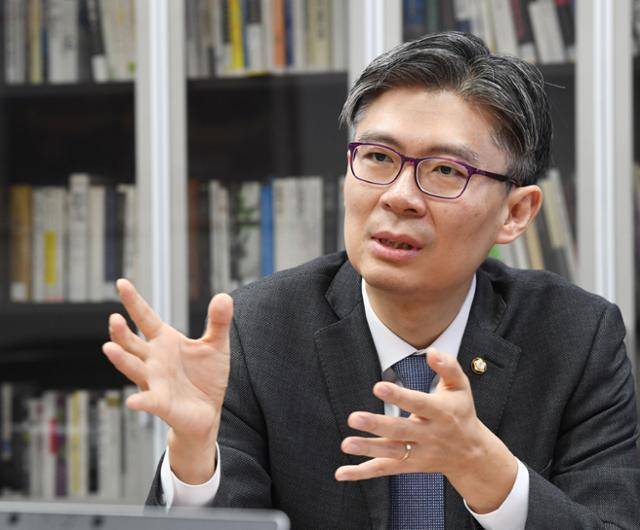 조정훈 시대전환 의원이 국회 의원회관에서 한국일보와 인터뷰를 갖고 예산안 심사 과정에서 느낀 소회를 밝히고 있다. 배우한 기자