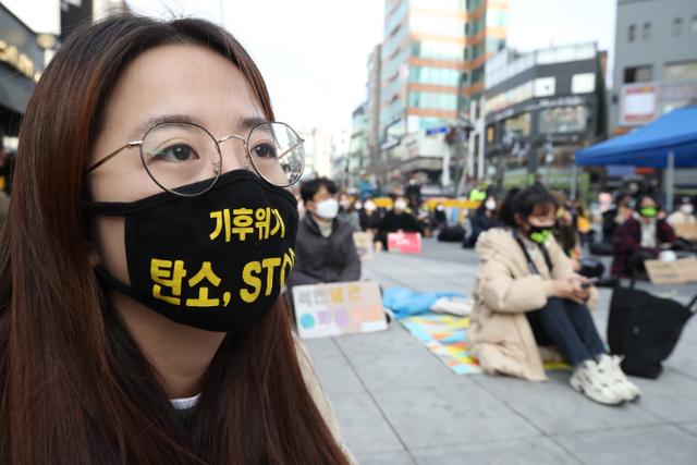1.5도를 지키는 동네방네 기후행동 in 서울 회원 및 참석자들이 지난 21일 서울 서대문구 신촌 유플렉스 광장에서 "줄여라 온실가스, 부끄럽다 정부계획!" 등을 요구하며 집회를 하고 있다. 뉴시스