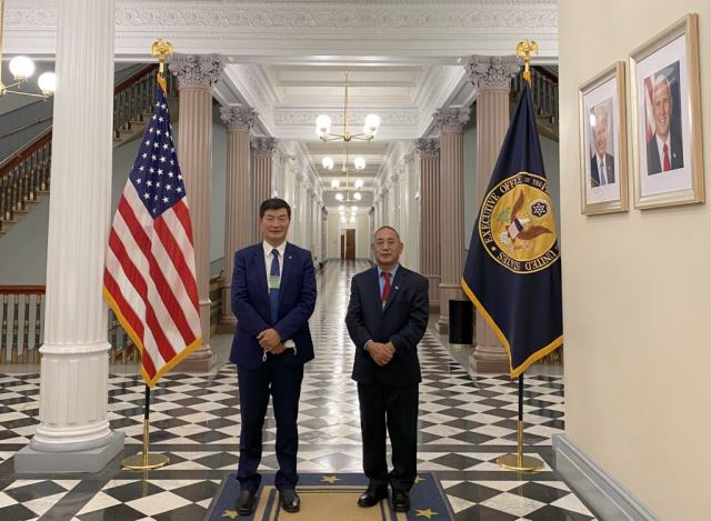 티베트 망명정부 수반인 롭상 상가이 총리(왼쪽)가 지난 20일 미국 백악관을 방문해 찍은 기념사진. 오른쪽은 중앙 티베트 행정부(CTA) 관계자. CTA 홈페이지 캡처.