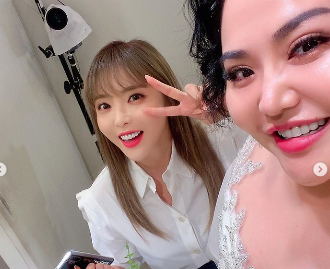 가수 홍진영이 석사 논문 표절 논란에 휩싸인 가운데 언니 홍선영의 예능 프로그램 출연에 대한 찬반이 엇갈린다. /사진=홍선영 인스타그램