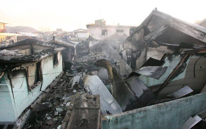 지난 2011년 11월 23일 북한이 발사한 포탄이 떨어진 연평도 민가의 가옥이 파괴돼 처참한 모습을 보이고 있다. 연합뉴스