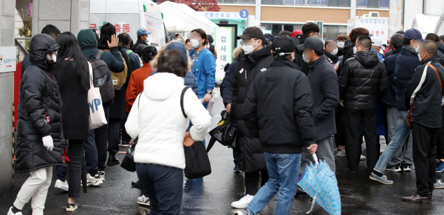 연일 코로나19 확진자가 가파르게 늘며 정부가 코로나 3차 대유행을 경고한 가운데 22일 오전 서울 국립중앙의료원에서 시민들이 코로나19 검사를 받기 위해 줄을 서 있다./권욱기자