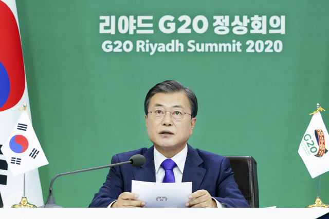 문재인 대통령이 22일 오후 청와대에서 화상회의로 열린 리야드 G20 정상회의에 참석, 의제발언을 하고 있다./연합뉴스