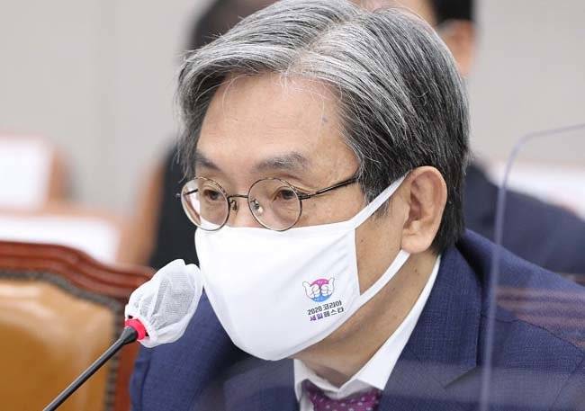 노영민 대통령비서실장이 11월 4일 국회 운영위원회 대통령비서실·국가안보실·대통령경호처에 대한 국정감사에 참석했다. 이날 그는 “8·15 광화문 집회 때문에 이것을 클러스터로 해서 발생한 확진자가 600명이 넘는다. 사람까지 7명 이상 죽었다. 도둑놈이 아니라 살인자다, 살인자. 이 집회 주동자들은!”이라고 말했다. [김동주 동아일보 기자]