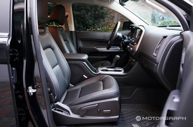 사진 속 페이스리프트 이전 모델은 조수석에 전동시트가 적용됐지만, 신형에서는 아쉽게도 빠졌다.
