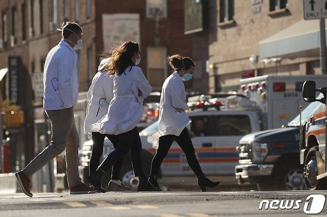 23일(현지시간) 미국 뉴욕시 브루클린 한 병원으로 향하는 의료진 모습. © AFP=뉴스1