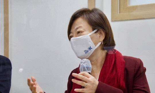 진선미(사진) 더불어민주당 미래주거추진단장이 지난 20일 서울 강동구에 위치한 한국토지주택공사(LH )매입 임대주택 서도휴빌에서 열린 LH주거복지사업 현장간담회에서 발언하고 있다. <연합뉴스>