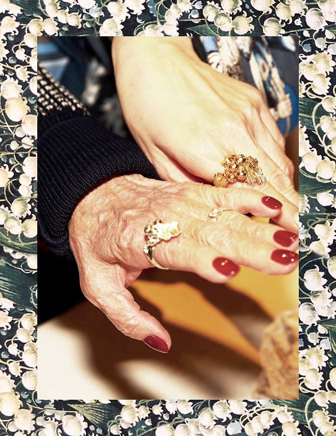 매우 사적인 아카이브가 지예신 첫 번째 컬렉션의 주제가 됐다. 할머니의 주름진 손과 흑백사진도 그중 하나.
