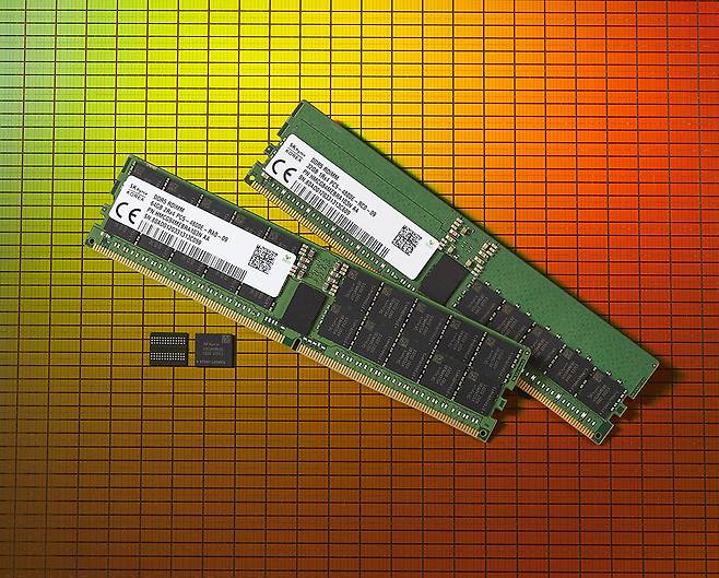 SK하이닉스가 세계에서 처음으로 출시한 DDR5 D램. <사진=SK하이닉스>