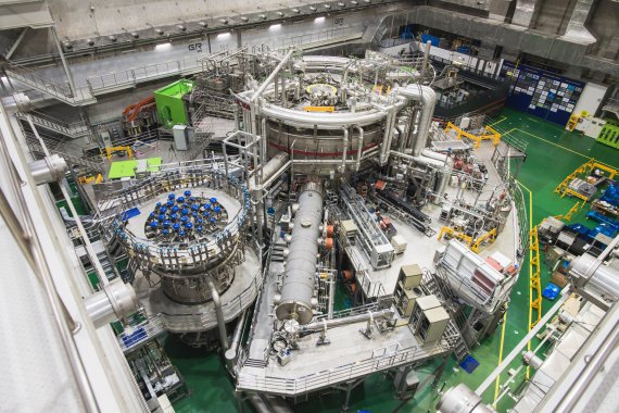 KSTAR는 국내 기술로 개발한 초전도핵융합연구장치로 이번 플라스마 실험에서 핵융합 핵심 조건인 1억℃ 초고온 플라스마를 20초 이상 연속 운전하는 데 성공했다. 핵융합연구원 제공