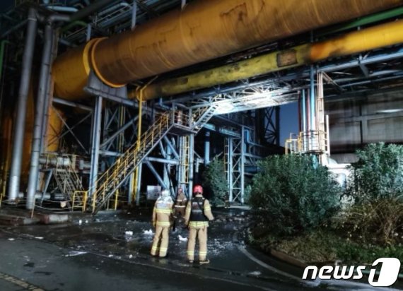 24일 오후 전남 광양시 금호동 포스코 광양제철소에서 폭발 사고가 발생해 3명이 사망했다. (전남소방본부 제공) 사진=뉴스1화상