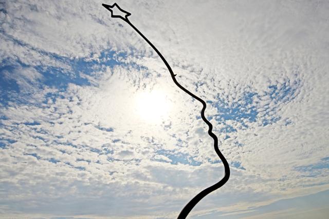 여수 장도에 설치된 최병수 작가의 '얼솟대'. 바다와 하늘이 캔버스다. 한국관광공사 제공
