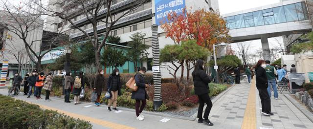 24일 오후 서울 노원구 선별진료소에서 노원구청 직원들이 코로나19 검사를 받기위해 대기하고 있다. 노원구청에서 신종 코로나 바이러스 감염증(코로나19) 확진자가 발생해 24일 청사 전체가 폐쇄됐다. 뉴스1