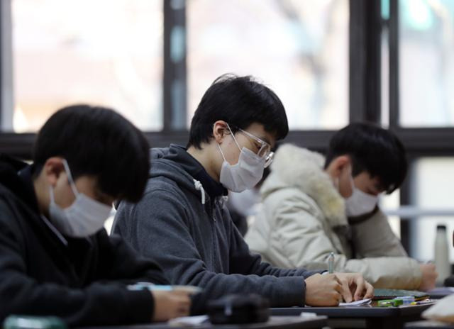 2021학년도 대학 수학능력시험을 9일 앞둔 24일 부산 구덕고등학교에서 고3 학생들이 공부하고 있다. 연합뉴스