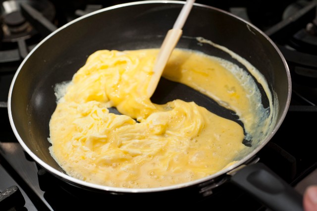 달걀로 스크렘블에그를 만들면 조리 시간이 상대적으로 적어 비타민 손실이 적은데, 뚜껑을 덮으면 기름에 비타민D가 녹아 사라지는 것을 막을 수 있다./사진=클립아트코리아