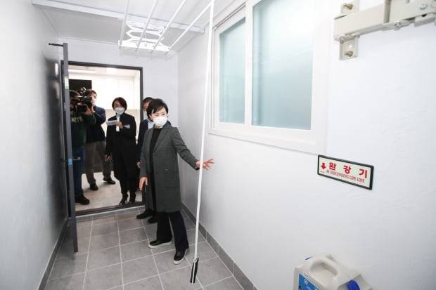 김현미 국토교통부 장관이 22일 오후 서울 은평구 대조동 한국토지주택공사(LH) 매입임대주택 현장을 방문해 둘러보고 있다. (국토교통부 제공)  /사진=뉴스1
