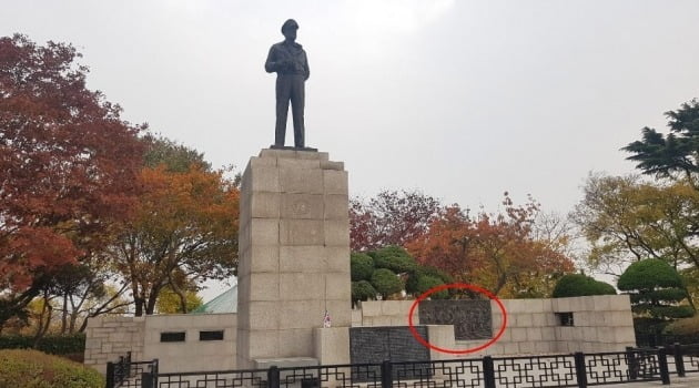 인천 자유공원에 있는 맥아더 동상과 인천상륙작전을 나타내는 조각판화(빨간 원안). 강준완 기자