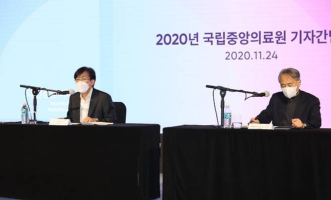 Dr. Jung Ki-hyun (left) and Dr. Oh Myoung-don of the National Medical Center speak to reporters during Tuesday`s conference at a central Seoul venue. (Yonhap)