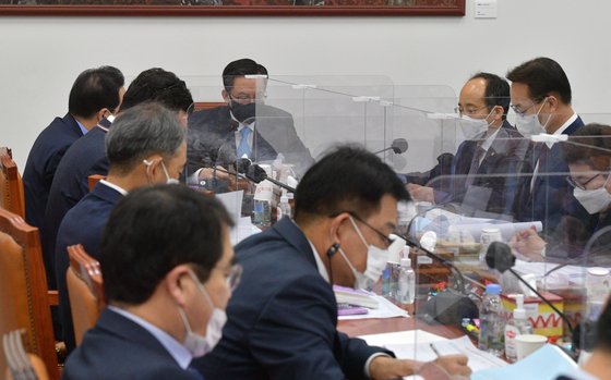 Lawmakers attend a meeting to discuss next year's budget at the National Assembly in Yeouido, western Seoul. [YONHAP]