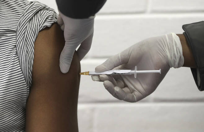 한 임상시험 참가자가 영국 옥스퍼드대와 다국적 제약사 아스트라제네카가 공동개발한 코로나19 백신을 투여받고 있다.[연합]