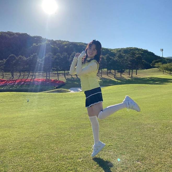 Actor Jin Ji-hee has released the back of the drama.Jin Ji-hee wrote on his Instagram account on November 24, Jenny Kim Jennie Kim Yu Jenny Kim Lets jump in a new god.I will try to solve the hidden photos in front of me. In the photo, Jin Ji-hee showed off his uniform with a bright smile and showed a youthful charm at the golf course.It is a completely different look from the appearance of Jenny Kim in the drama Penthouse.