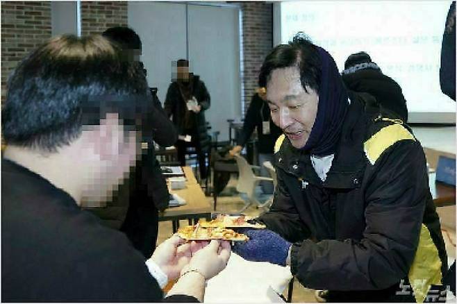 지난 1월 2일 도내 청년 취·창업 기관인 더큰내일센터에서 원희룡 지사가 교육생에게 피자를 나눠주고 있다.(사진=자료사진)